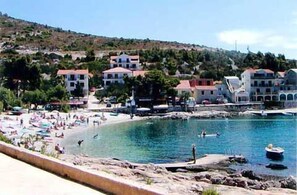 In Strandnähe, weißer Sandstrand, Cabañas (gegen Gebühr), Liegestühle