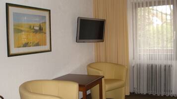 Comfort-Doppelzimmer zur Einzelnutzung | Wohnbereich | Flachbildfernseher