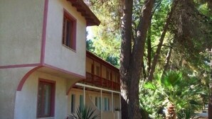 A two-story building with a balcony on the upper floor, surrounded by trees. - Altin Camp & Park Hotel (Burhaniye)
