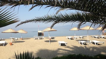 En la playa, buceo, snorkel, windsurf
