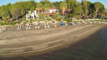 Di pantai, scuba diving, snorkeling, dan selancar angin