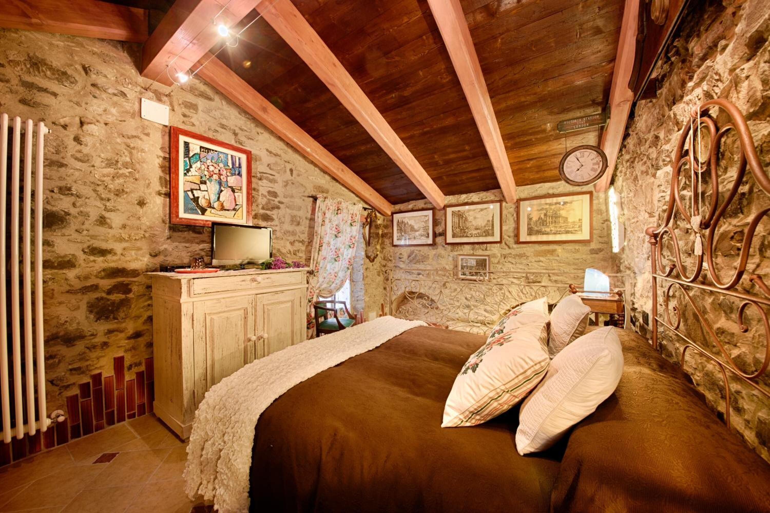 superior double room | minibar, individually decorated, individually furnished, bed sheets