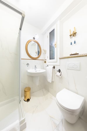 Deluxe-Dreibettzimmer | Badezimmer | Dusche, kostenlose Toilettenartikel, Haartrockner, Handtücher
