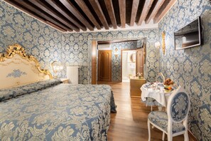 Frette Italian sheets, premium bedding, minibar, in-room safe - Residenza La Loggia (Venice)