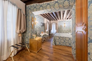 Frette Italian sheets, premium bedding, minibar, in-room safe - Residenza La Loggia (Venice)