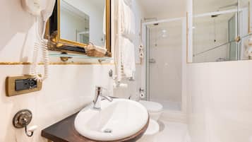 Superior Double or Twin Room | Bathroom | Shower, free toiletries, hair dryer, towels
