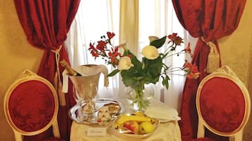 Klassieke kamer, 1 twee- of 2 eenpersoonsbedden | Dineren op de kamer