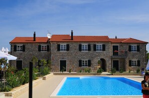 2 piscines extérieures