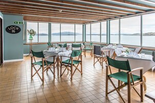 2 restaurants, breakfast, lunch, dinner served; seafood