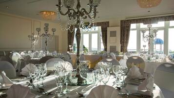 2 restaurantes; se sirve desayuno, almuerzo y cena; cocina francesa