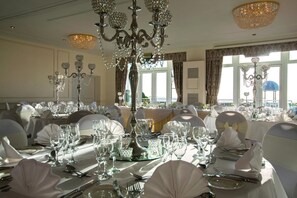 2 restauranter, frokost, lunsj og middag serveres, franske retter