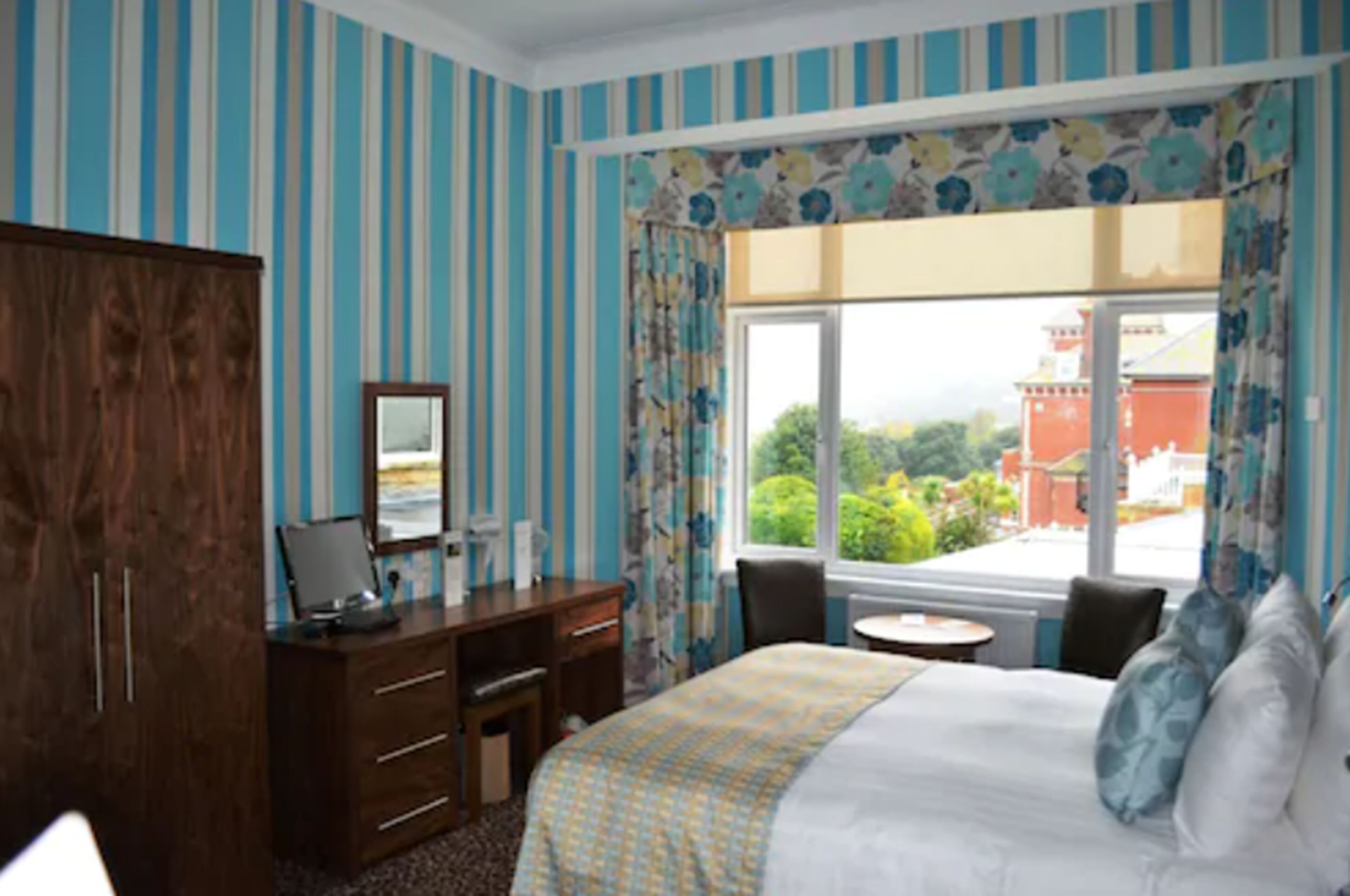 classic double room | in-room safe, free wifi, bed sheets