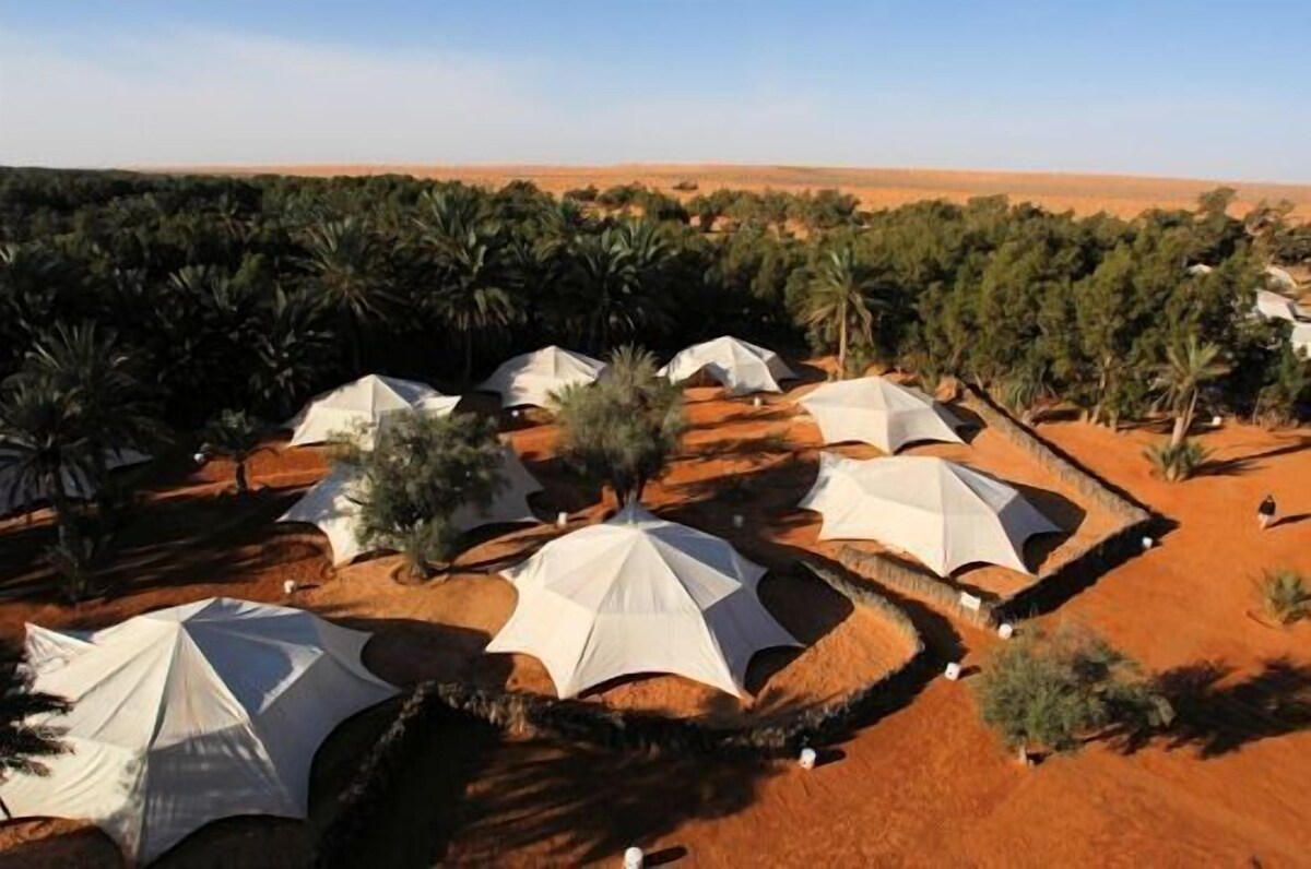 Campement Yadis Ksar Ghilane - campement de tentes de luxe climatisées au cœur de l'oasis et des dunes de Ksar Ghilane Tunisie