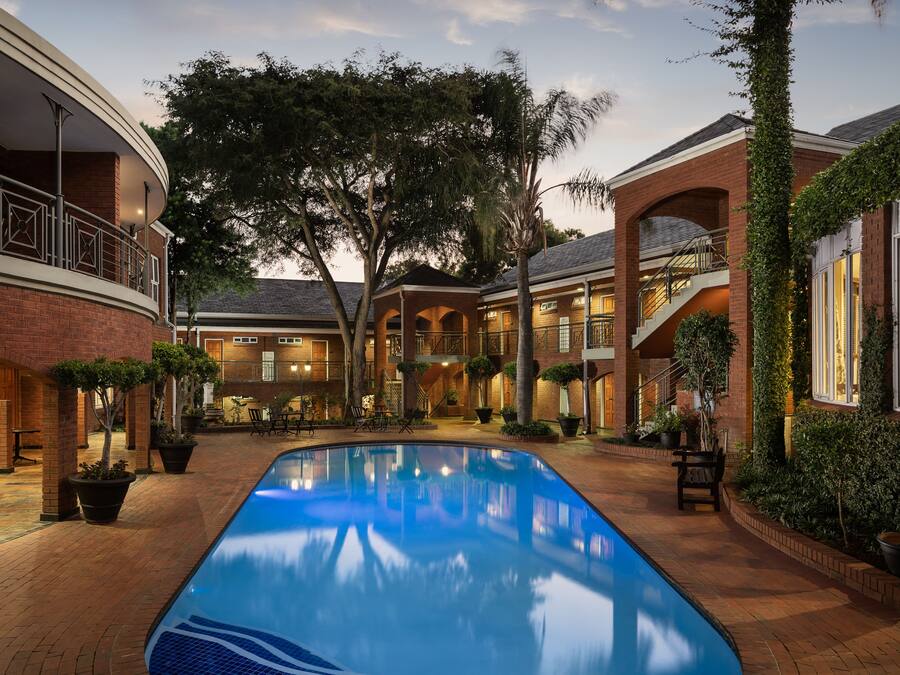 Alberca al aire libre y sombrillas en la alberca