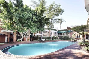 室外游泳池，提供泳池遮陽傘