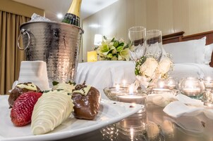 Breakfast, lunch, dinner served; international cuisine 