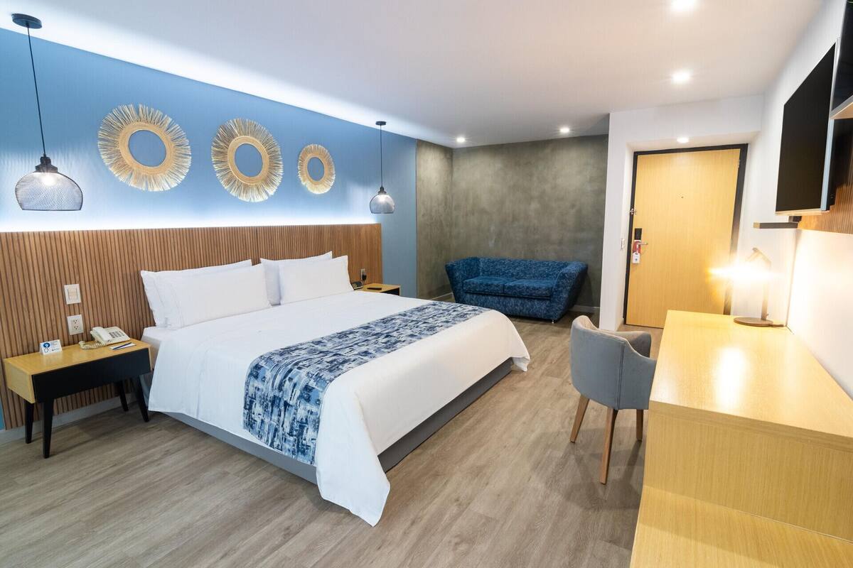 Premium bedding, down comforters, minibar, in-room safe