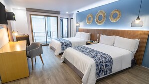 Een hotelkamer met twee bedden, een bureau, een stoel en een balkon.
