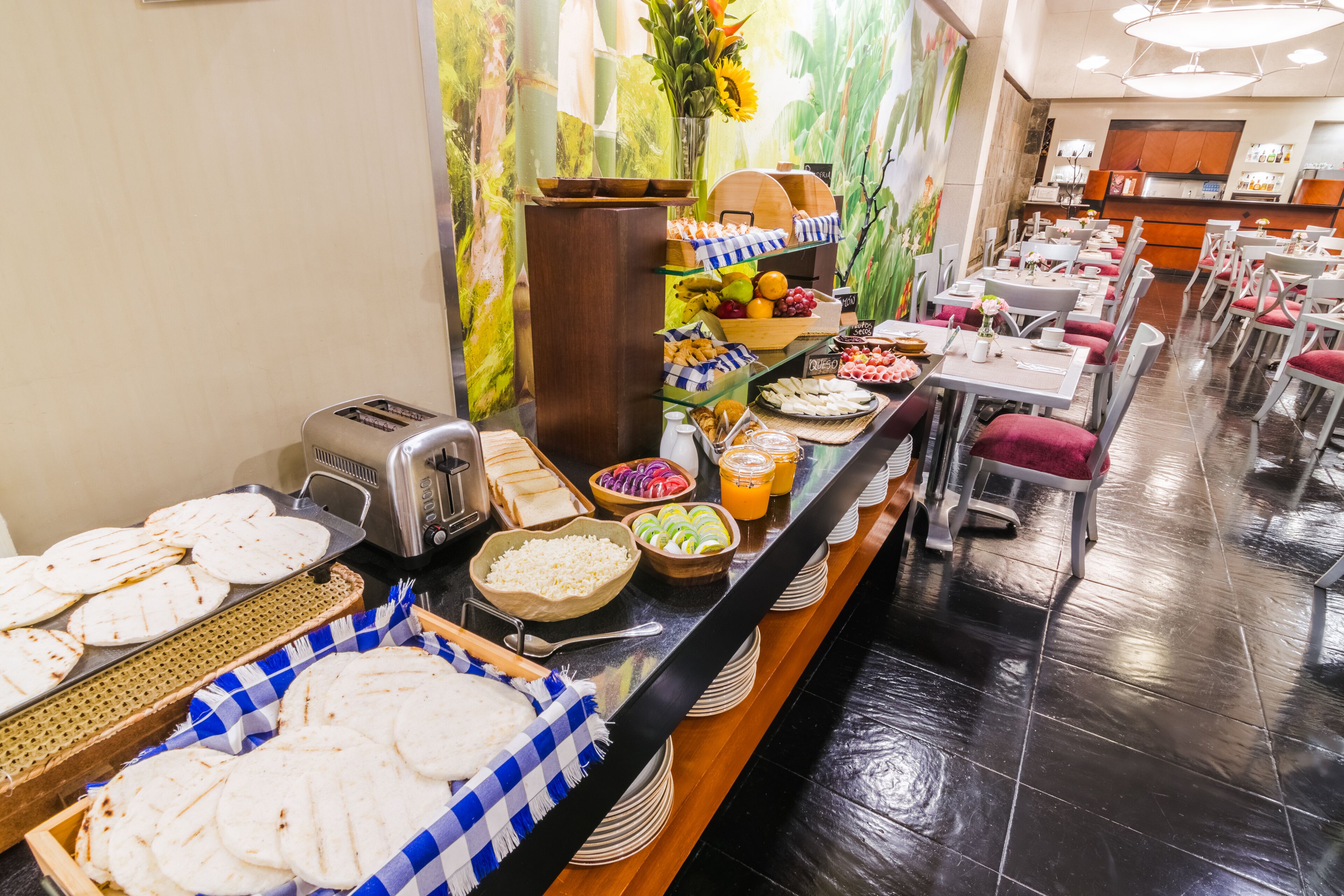 En buffet med forskellige retter og en brødrister.