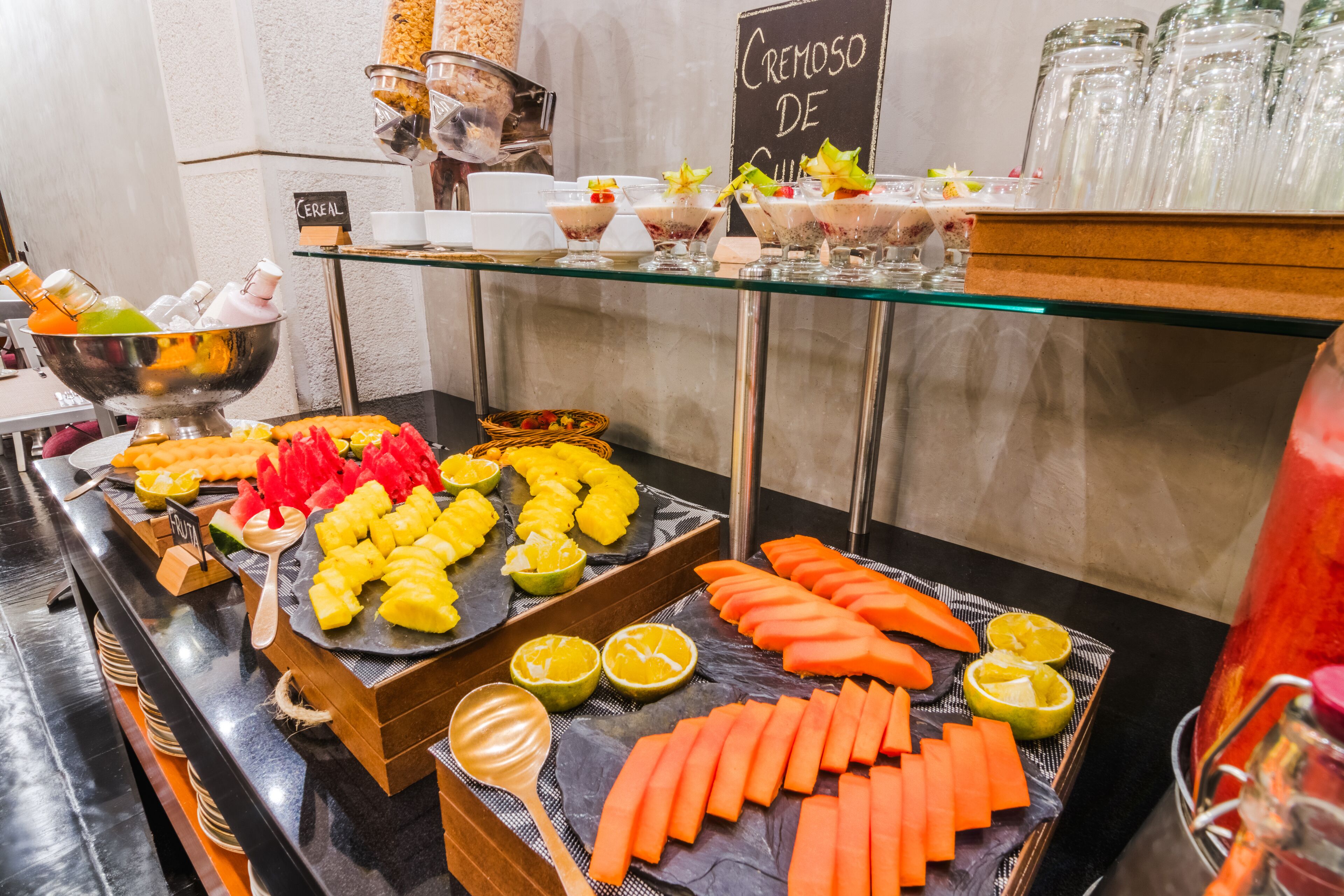 Een buffet met verschillende soorten fruit en drankjes.