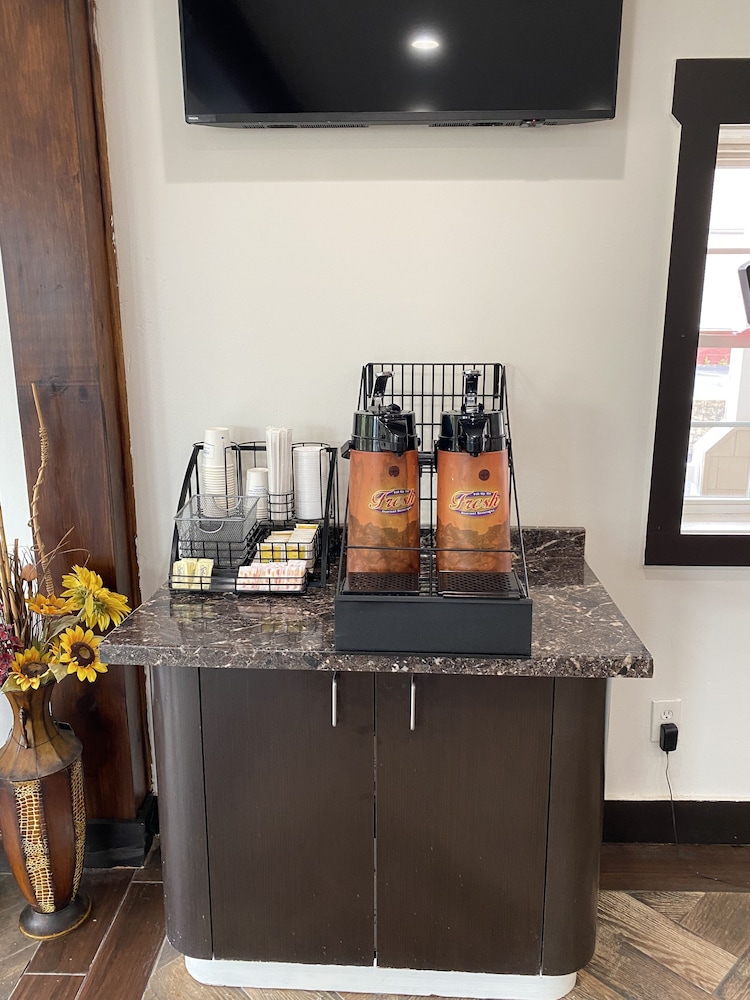 Howard Johnson by Wyndham Lake George by null