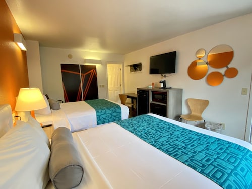 Howard Johnson by Wyndham Lake George