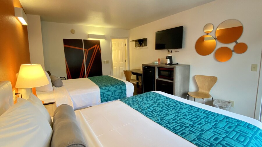 Howard Johnson by Wyndham Lake George