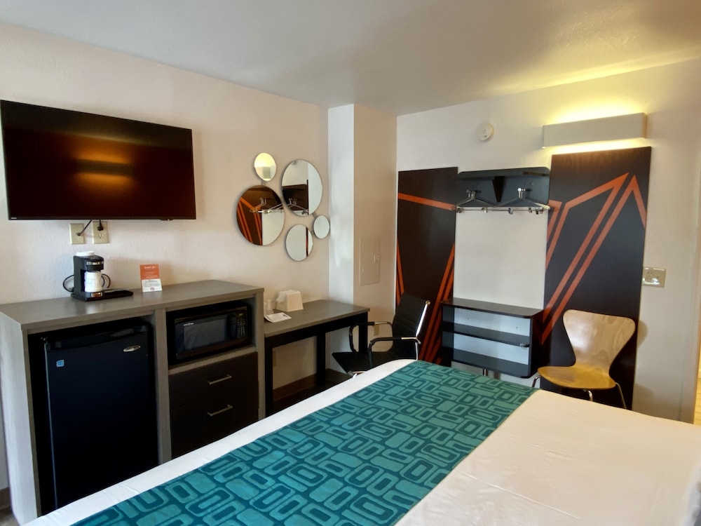 Howard Johnson by Wyndham Lake George by null