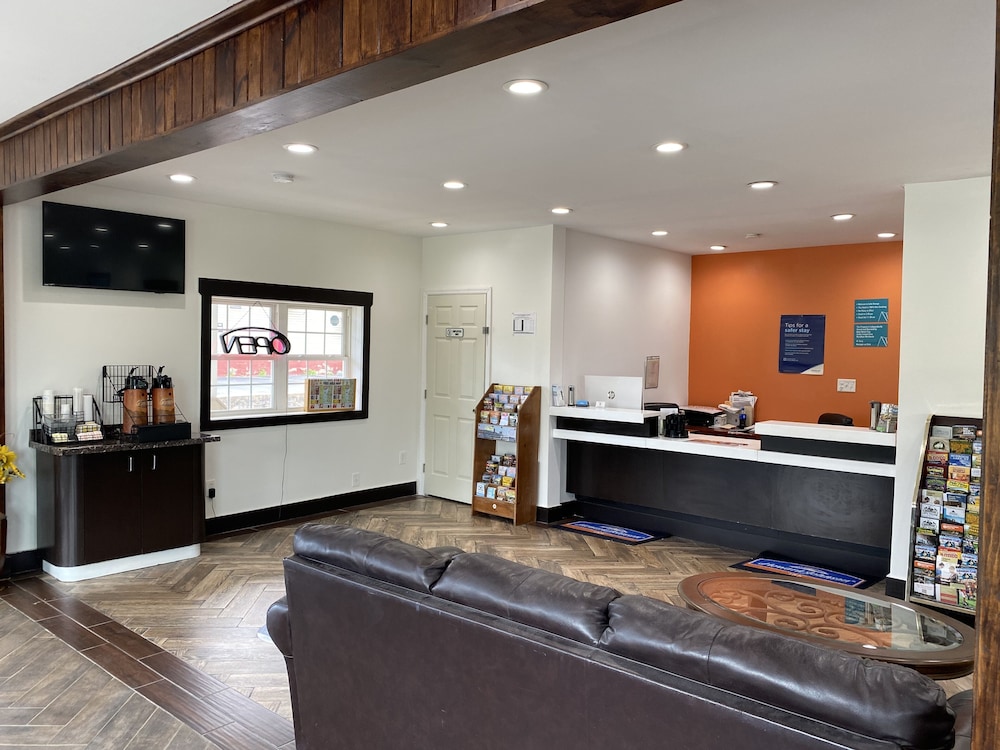 Howard Johnson by Wyndham Lake George by null