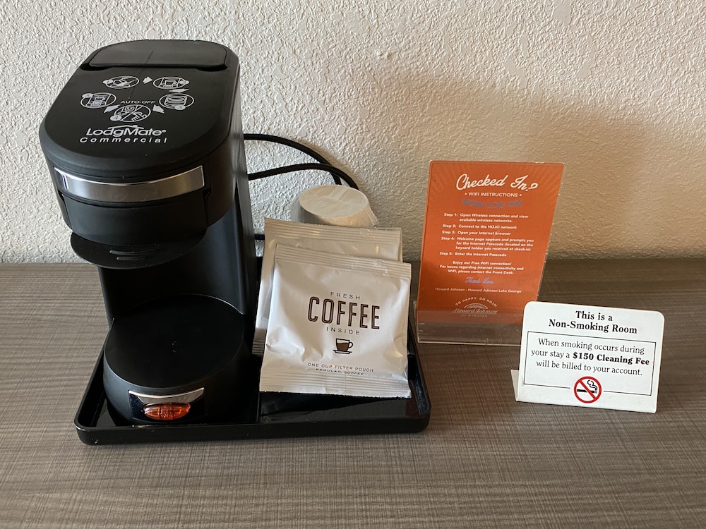 Howard Johnson by Wyndham Lake George by null