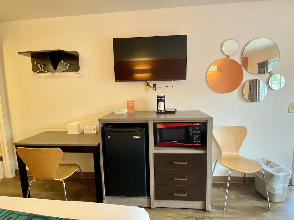 Howard Johnson by Wyndham Lake George by null