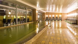 Una amplia piscina cubierta con varias pistas, rodeada de zonas de descanso y equipada con vestuarios.