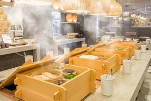 2 restaurants; breakfast, lunch and dinner served 