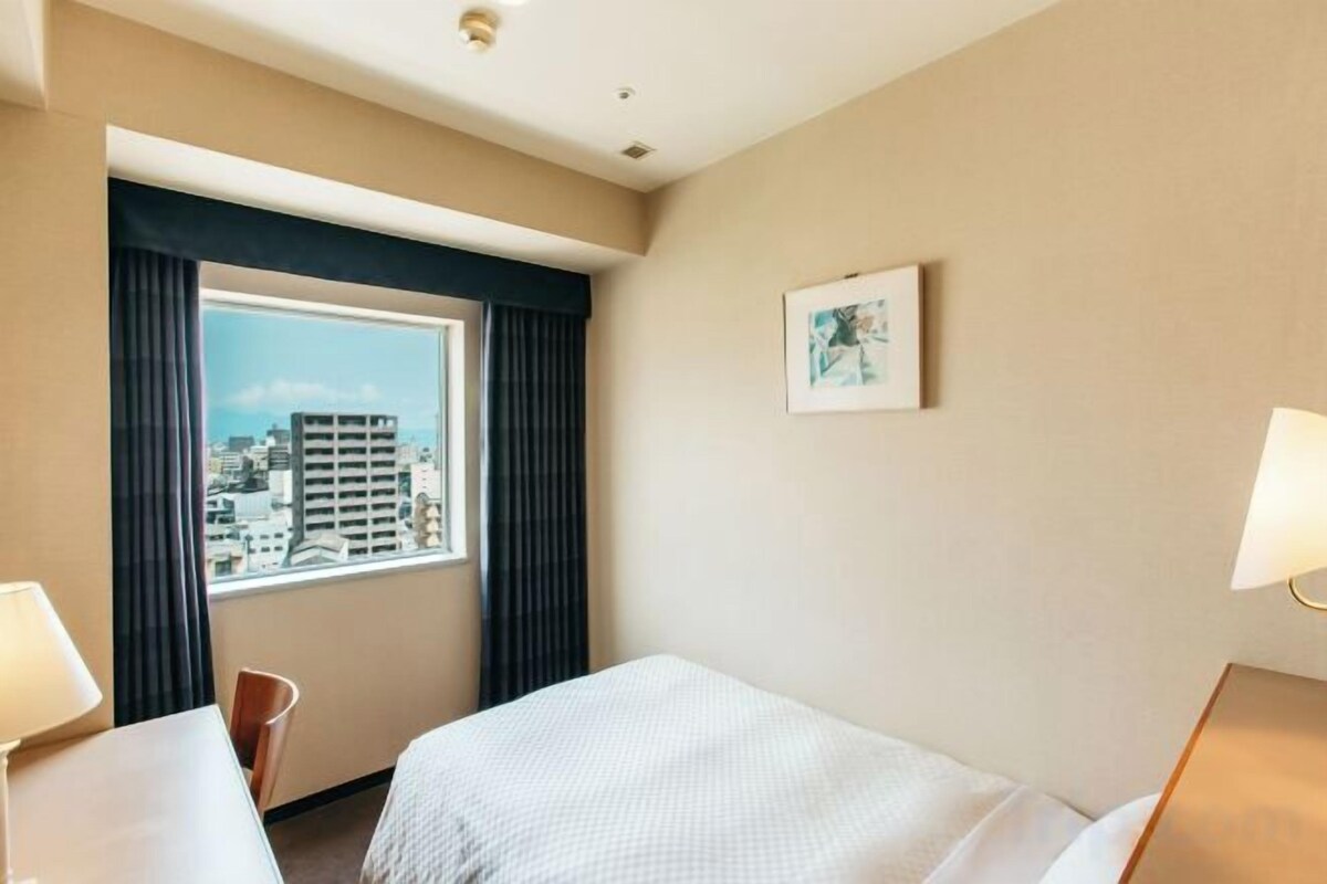 Down comforters, in-room safe, desk, blackout drapes