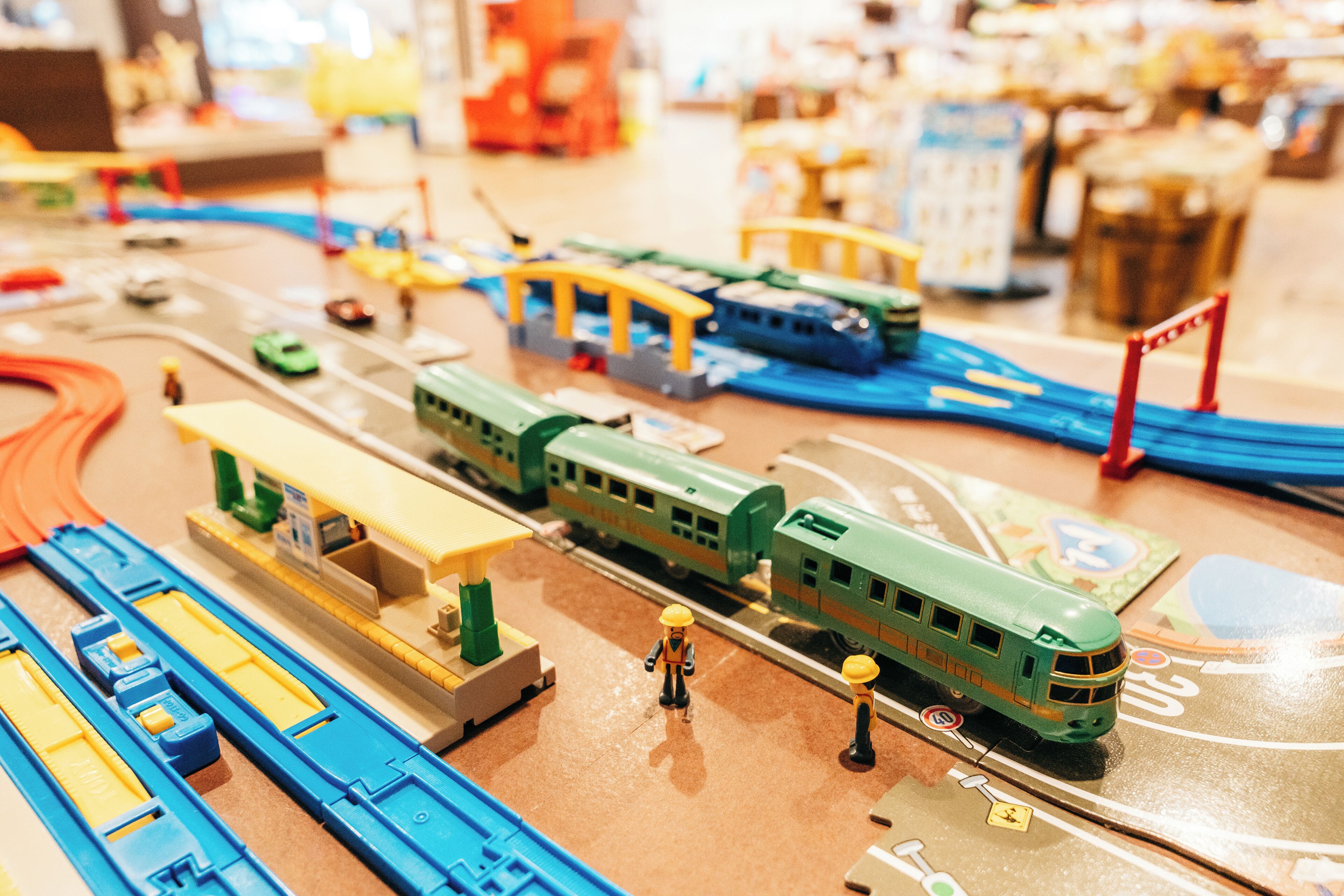 Una maqueta de tren con varias vías y locomotoras.