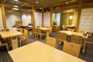 2 restaurants, breakfast served