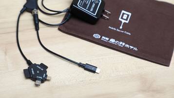 Cabo USB e adaptador sobre uma superfície de madeira.