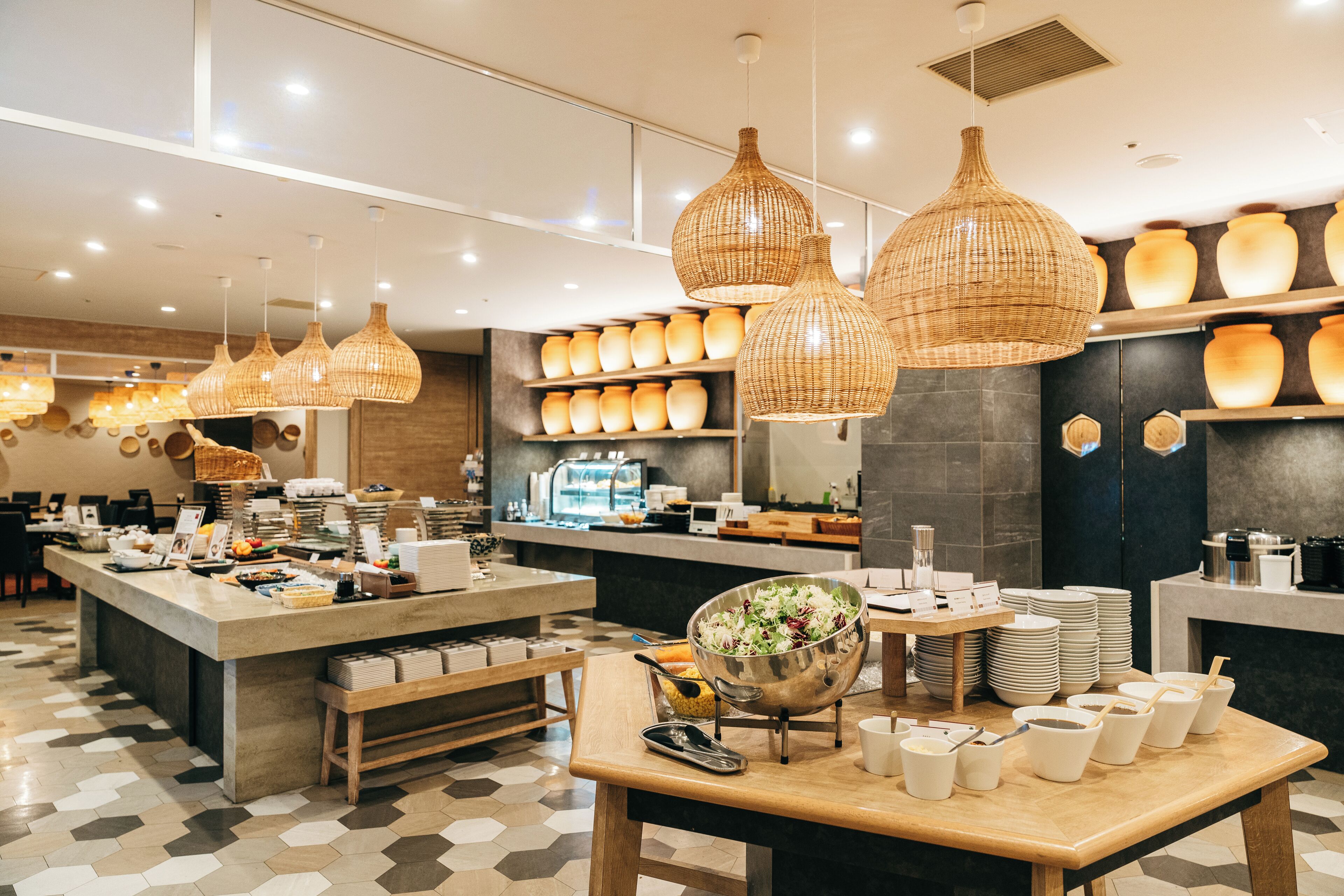 2 restaurants, breakfast served