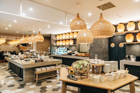 2 restaurants, breakfast served