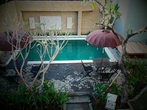 สระว่ายน้ำกลางแจ้ง