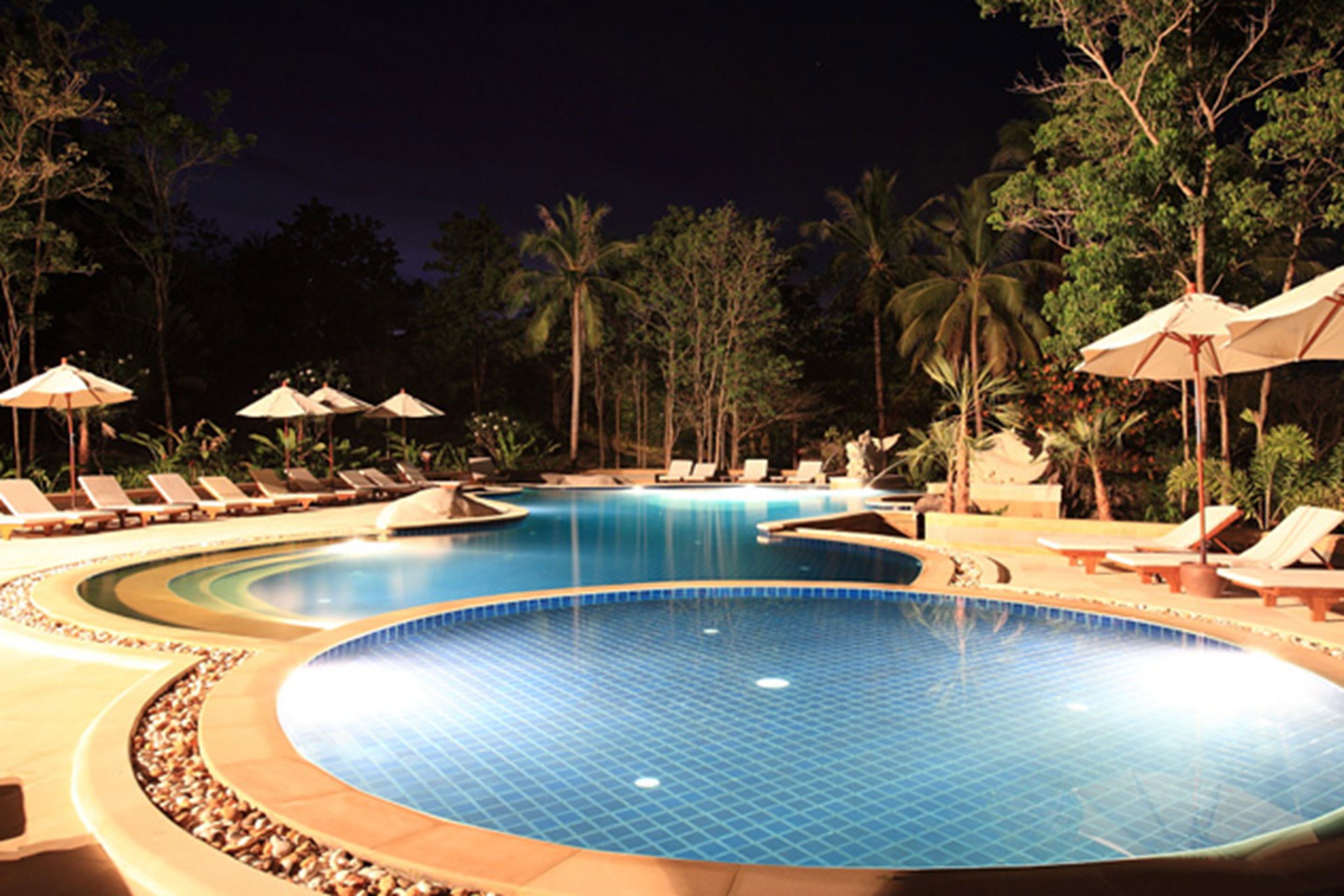 2 outdoor pools, pool loungers