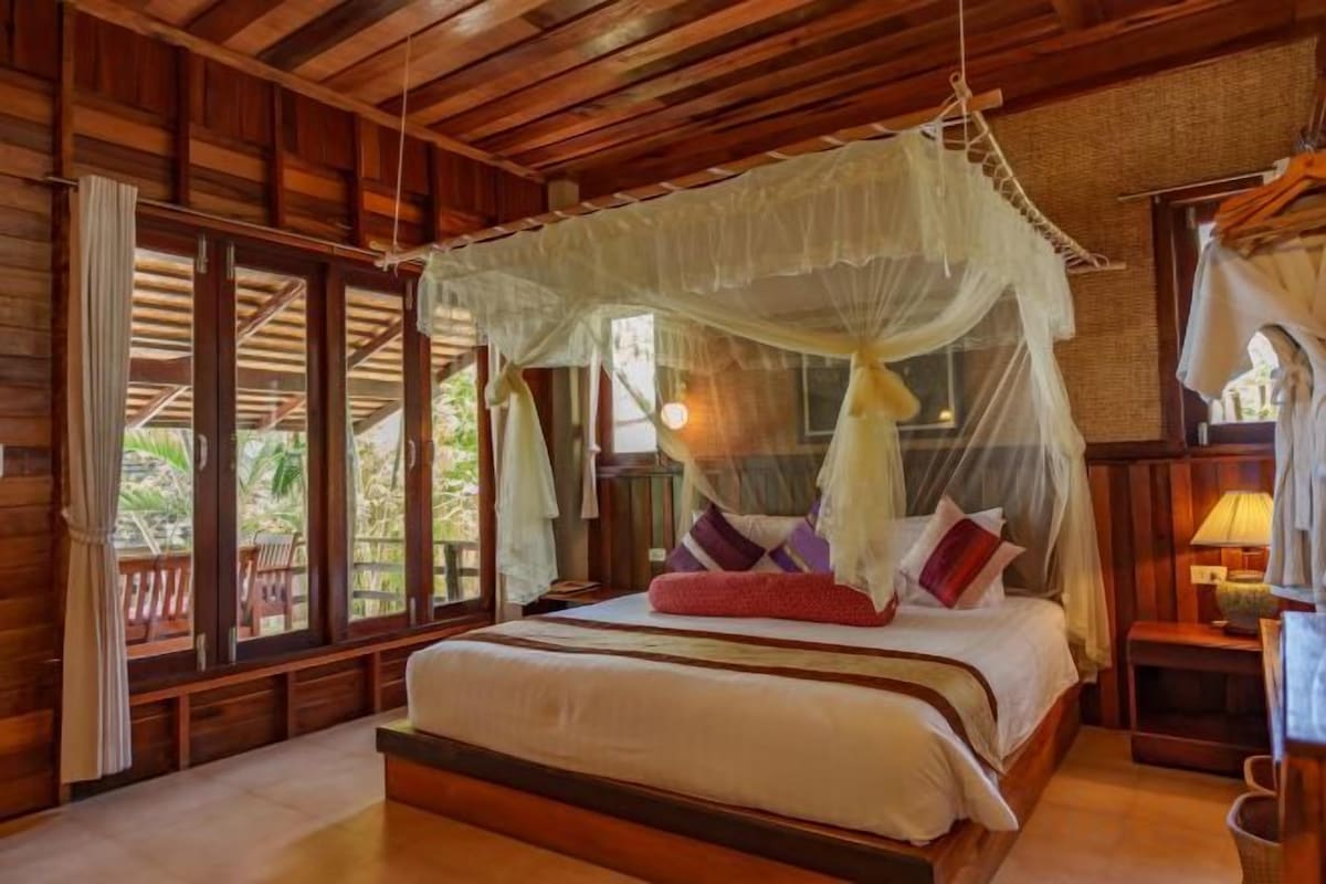 Minibar, brankas, tempat tidur bayi gratis, dan Wi-Fi gratis