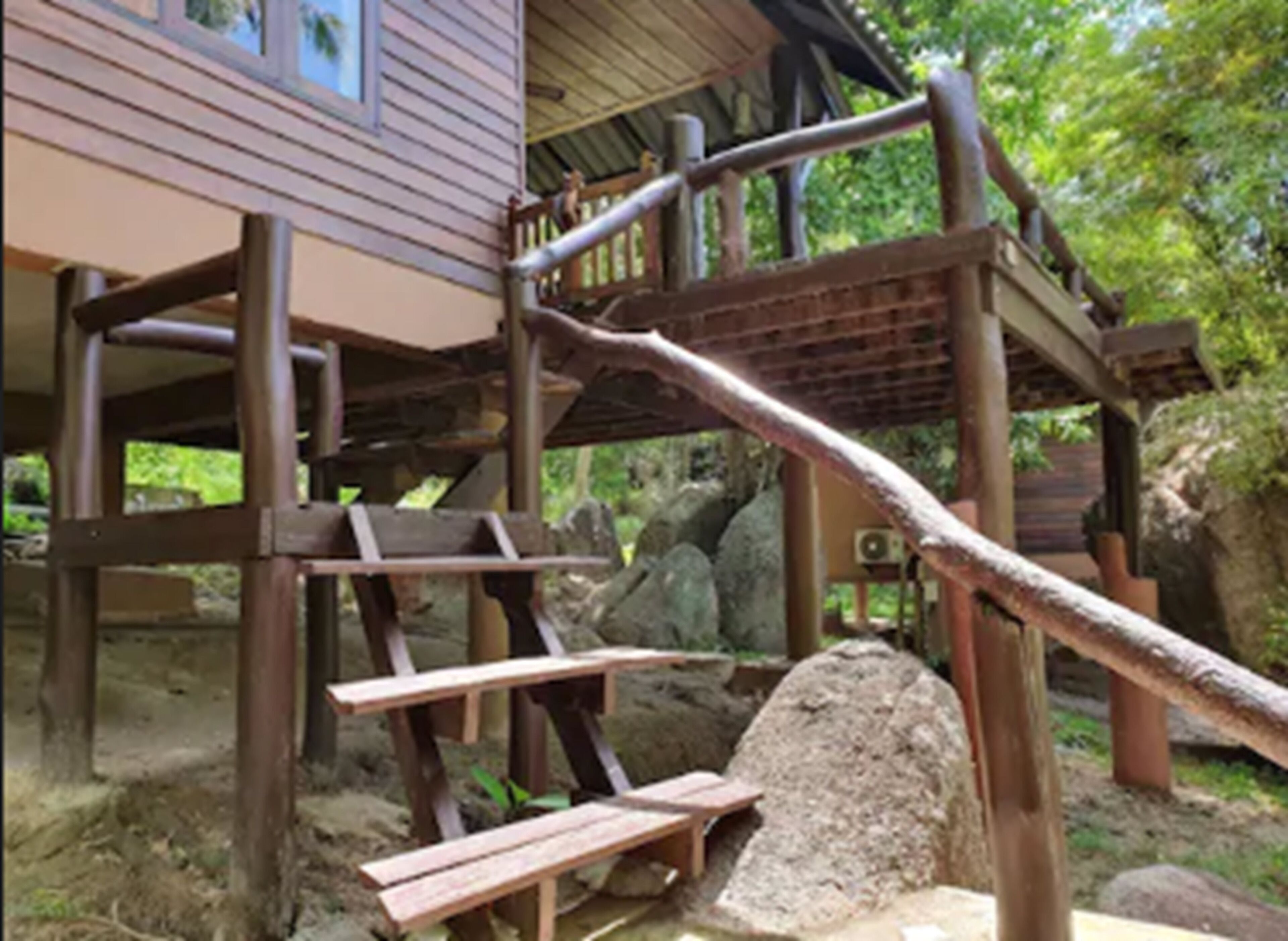 hillside bungalow | terrace/patio