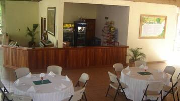 Serviço de café da manhã, almoço, jantar; vistas para o jardim