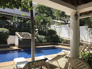 Una piscina al aire libre