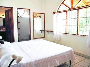 Caja de seguridad en la habitación, muebles diferentes y escritorio