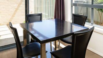 Appartement Exécutif, 2 chambres | Restauration dans la chambre