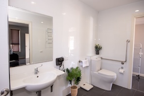 Senior Apartment, 1 Bedroom | Bathroom | Separate tub and shower, hair dryer, towels - Cardiff Executive Apartments (Cardiff)