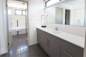 Apartamento executivo, 2 quartos | Banheiro | Banheira e chuveiro separados, secador de cabelo, toalhas de banho 