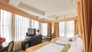 Deluxe Room, 2 Queen Beds, Corner | Minibar, in-room safe, desk, blackout drapes - Flatiron Hotel (New York)